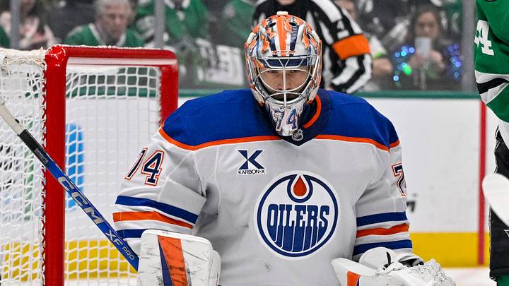 May 29, 2025; Dallas, Texas, USA; Edmonton Oilers goaltender Stuart Skinner (74) in action during the game between the Dallas Stars and the Edmonton Oilers in game five of the Western Conference Final of the 2025 Stanley Cup Playoffs at American Airlines Center. Mandatory Credit: Jerome Miron-Imagn Images