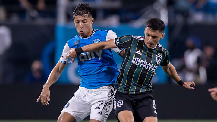 Marky Delgado de LA Galaxy y el ecuatoriano Alan Franco del Charlotte FC disputan el esférico durante la temporada 2022. Marky Delgado de LA Galaxy y el ecuatoriano Alan Franco del Charlotte FC disputan el esférico durante la temporada 2022.