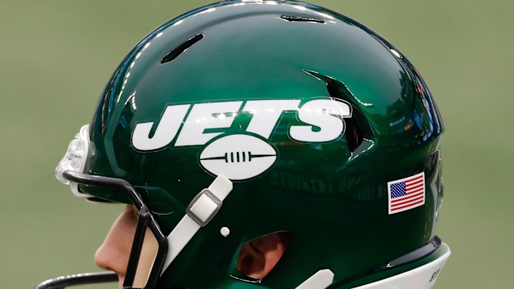 Jan 3, 2021; Foxborough, Massachusetts, USA; The New York Jets logo is seen on a helmet during the first half of their game against the New England Patriots at Gillette Stadium. Mandatory Credit: Winslow Townson-Imagn Images Jan 3, 2021; Foxborough, Massachusetts, USA; The New York Jets logo is seen on a helmet during the first half of their game against the New England Patriots at Gillette Stadium. Mandatory Credit: Winslow Townson-Imagn Images