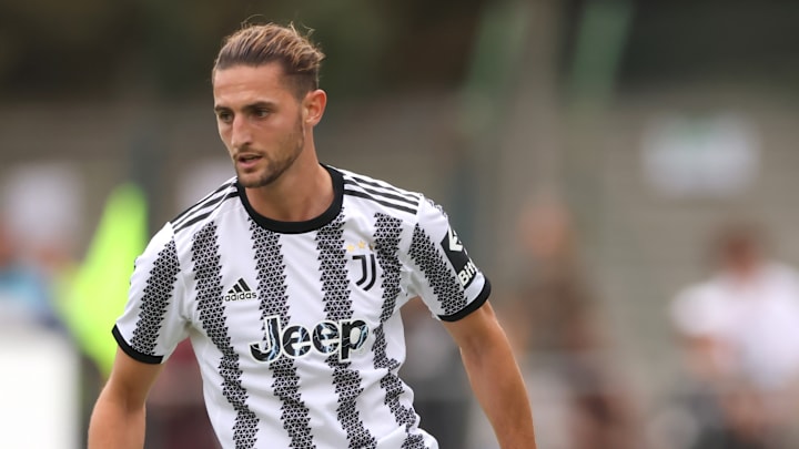 Adrien Rabiot pourrait très prochainement quitter la Juventus pour rallier Manchester United. Adrien Rabiot pourrait très prochainement quitter la Juventus pour rallier Manchester United.