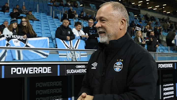 Técnico quer ter mais alternativas no elenco azul