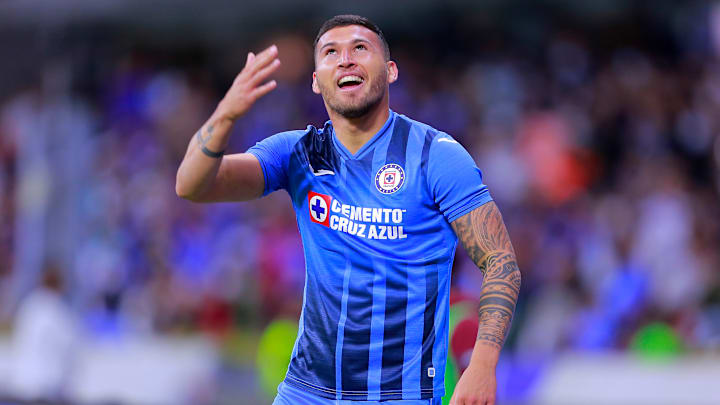 Juan Escobar celebra un gol con Cruz Azul.