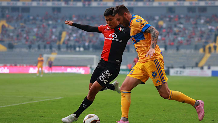 Diego Barbosa y Andre Pierre Gignac.