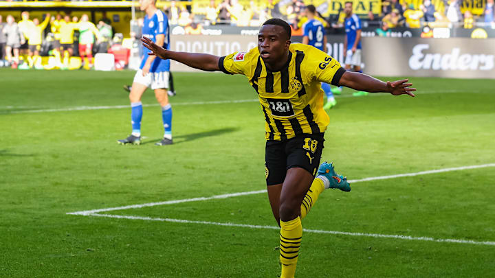 Youssoufa Moukoko feiert seinen Derbytreffer