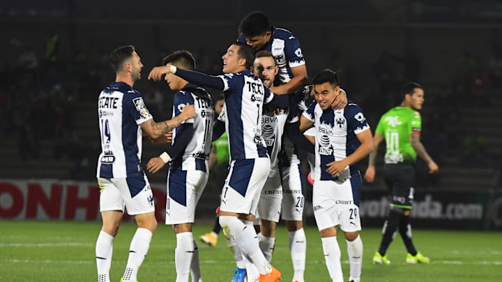 Jugadores de Rayados de Monterrey celebran un gol.