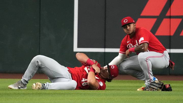 Aug 21, 2026; Phoenix, Arizona, USA; Cincinnati Reds first baseman Michael Toglia (48) holds his shoulder after diving for the ball against the Arizona Diamondbacks in the first inning at Chase Field. Mandatory Credit: Rick Scuteri-Imagn Images Aug 21, 2026; Phoenix, Arizona, USA; Cincinnati Reds first baseman Michael Toglia (48) holds his shoulder after diving for the ball against the Arizona Diamondbacks in the first inning at Chase Field. Mandatory Credit: Rick Scuteri-Imagn Images