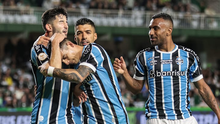 Grêmio venceu o Coritiba por 2 a 1 no Couto Pereira