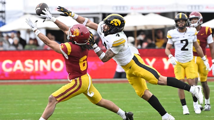 USC Trojans defeated the Iowa Hawkeyes 26-21 to win a NCAA football game. 