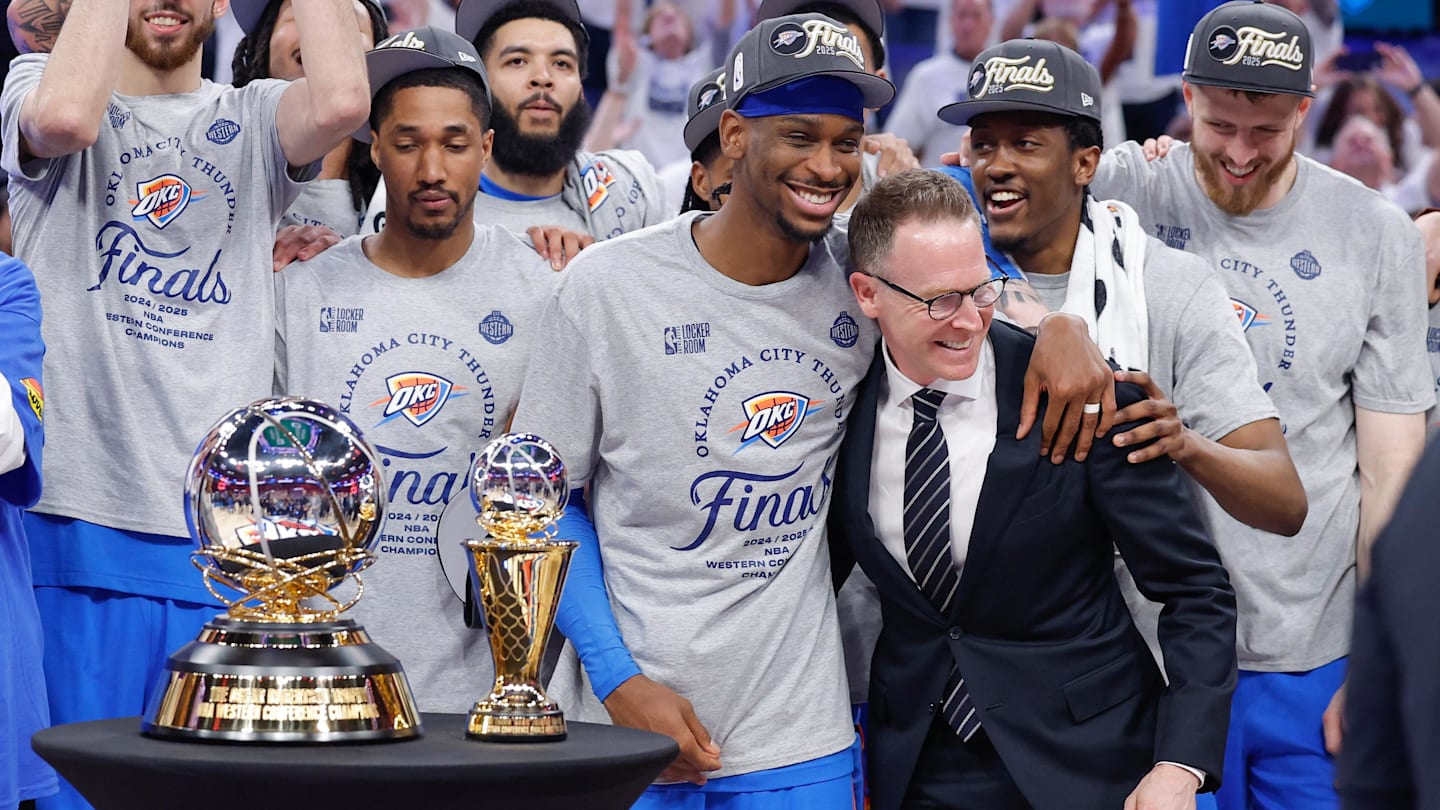 Sam Presti con Shai Gilgeous-Alexander e i Thunder campioni 2025