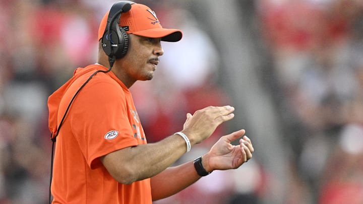 Oct 4, 2025; Louisville, Kentucky, USA; Virginia Cavaliers head coach Tony Elliott reacts during the second half against the Louisville Cardinals at L&N Federal Credit Union Stadium. Virginia defeated Louisville 30-27. Mandatory Credit: Jamie Rhodes-Imagn Images Oct 4, 2025; Louisville, Kentucky, USA; Virginia Cavaliers head coach Tony Elliott reacts during the second half against the Louisville Cardinals at L&N Federal Credit Union Stadium. Virginia defeated Louisville 30-27. Mandatory Credit: Jamie Rhodes-Imagn Images