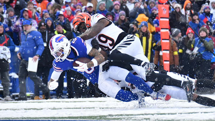 Dec 7, 2025; Orchard Park, New York, USA; Buffalo Bills wide receiver Keon Coleman (0) dives with the ball while defended by Cincinnati Bengals linebacker Barrett Carter (49) in the fourth quarter at Highmark Stadium. Mandatory Credit: Mark Konezny-Imagn Images Dec 7, 2025; Orchard Park, New York, USA; Buffalo Bills wide receiver Keon Coleman (0) dives with the ball while defended by Cincinnati Bengals linebacker Barrett Carter (49) in the fourth quarter at Highmark Stadium. Mandatory Credit: Mark Konezny-Imagn Images