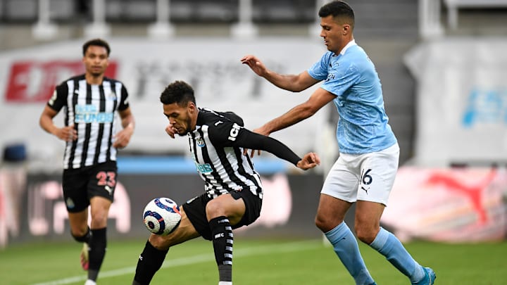 Newcastle United e Manchester City duelam neste domingo.