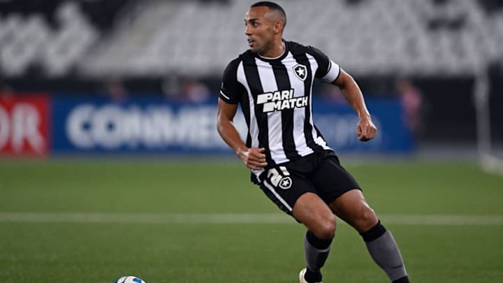 Lateral é um dos líderes do elenco do Botafogo Lateral é um dos líderes do elenco do Botafogo