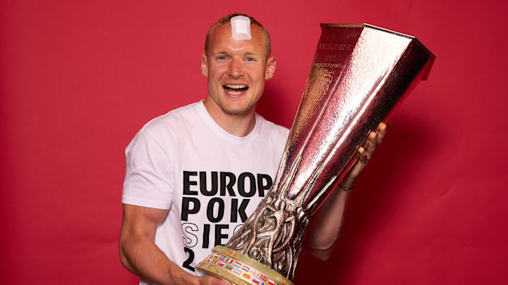 Sebastian Rode mit der Europa-League-Trophäe