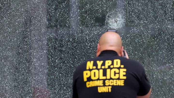 Imagen de un impacto del arma del tirador que aparentemente buscaba llegar a las oficinas de la NFL en Nueva York. Imagen de un impacto del arma del tirador que aparentemente buscaba llegar a las oficinas de la NFL en Nueva York.
