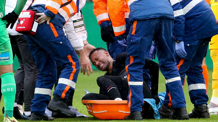 Neymar salió lesionado en el encuentro ante AS Saint-Etienne