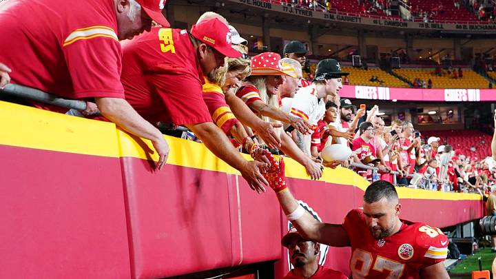 Sep 14, 2026; Kansas City, Missouri, USA; Kansas City Chiefs tight end Travis Kelce (87) reacts with fans after the game at GEHA Field at Arrowhead Stadium. Mandatory Credit: Denny Medley-Imagn Images Sep 14, 2026; Kansas City, Missouri, USA; Kansas City Chiefs tight end Travis Kelce (87) reacts with fans after the game at GEHA Field at Arrowhead Stadium. Mandatory Credit: Denny Medley-Imagn Images