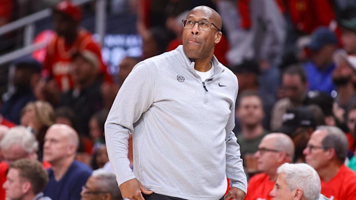 Knicks head coach Mike Brown on the sideline.
