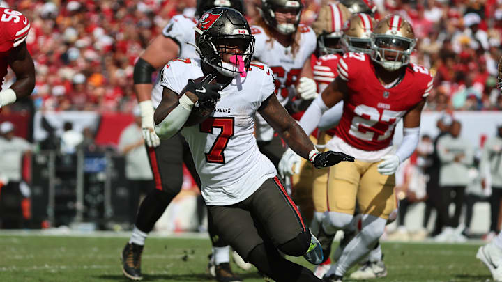 Nov 10, 2024; Tampa, Florida, USA; Tampa Bay Buccaneers running back Bucky Irving (7) runs with the ball San Francisco 49ers during the first half at Raymond James Stadium. Mandatory Credit: Kim Klement Neitzel-Imagn Images