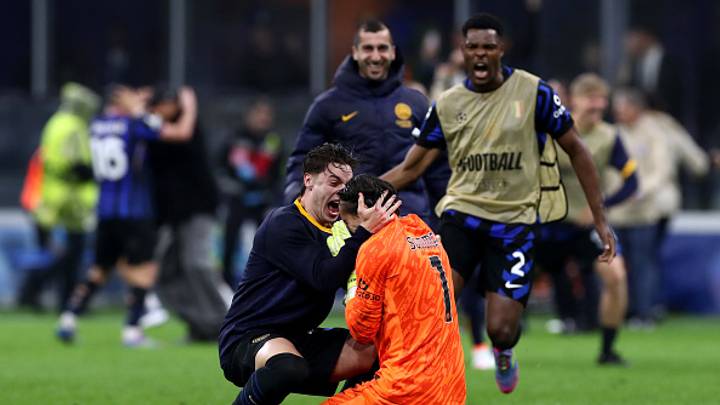 Nicola Zalewski celebra el triunfo del Inter con Yann Sommer. Nicola Zalewski celebra el triunfo del Inter con Yann Sommer.