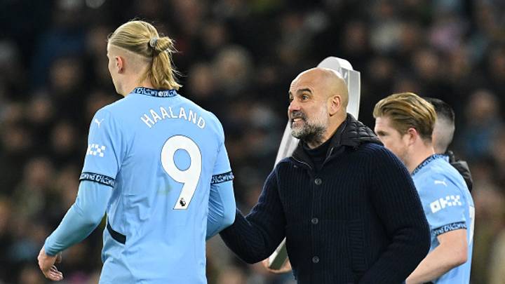 Haaland recibe indicaciones de Pep Guardiola.