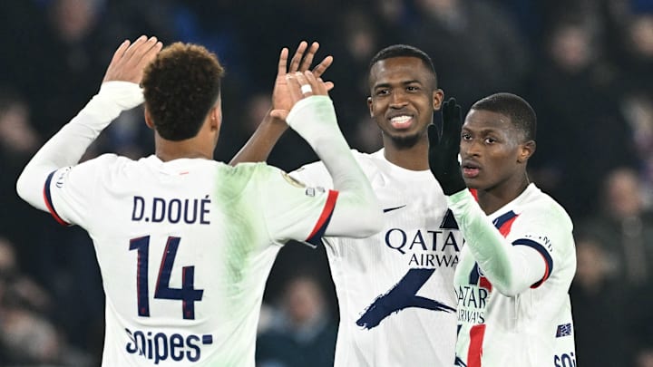 Désiré Doué, William Pacho et Nuno Mendes célèbrent un but du PSG.