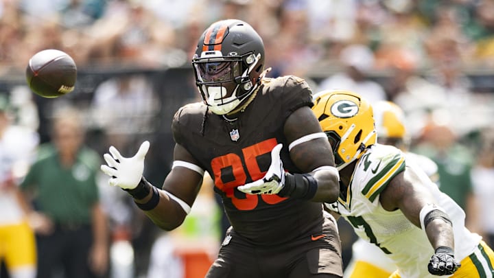 Sep 21, 2025; Cleveland, Ohio, USA; Cleveland Browns tight end David Njoku (85) catches the ball as Green Bay Packers linebacker Quay Walker (7) tackles him during the second quarter at Huntington Bank Field. Mandatory Credit: Scott Galvin-Imagn Images
