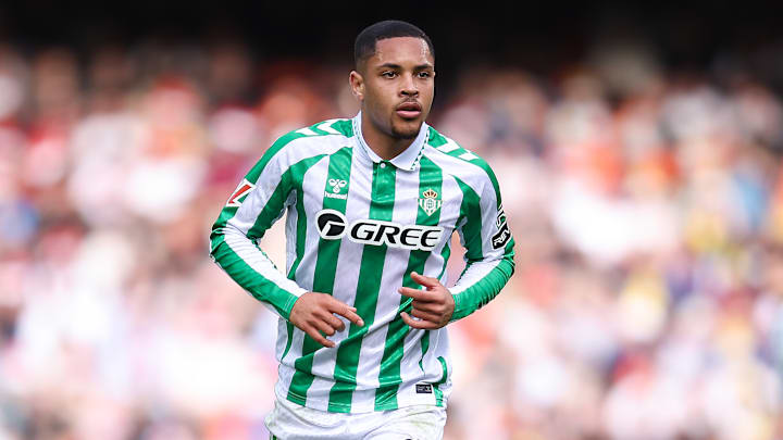 Vitor Roque vive bom momento com a camisa do Betis