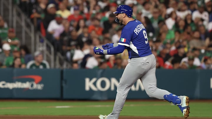 Vinnie Pasquantino conectó tres cuadrangulares ante México