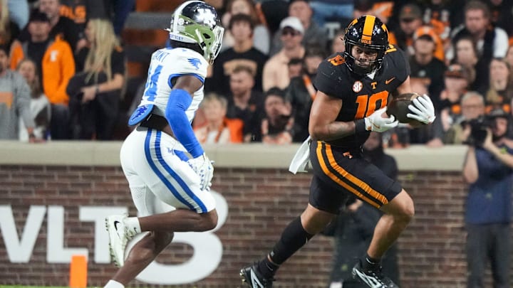 Tennessee tight end Holden Staes (19) keeps an eye out for Kentucky defensive back Ty Bryant (14) during an NCAA college football game on Saturday, Nov. 2, 2024, in Knoxville, Tenn.