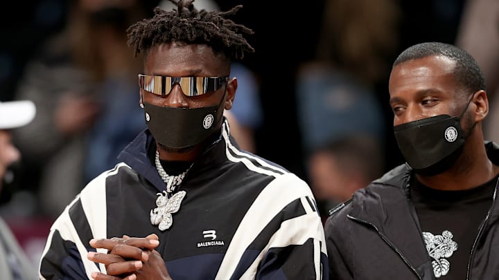 Antonio Brown sigue hablando de su salida de Buccaneers 