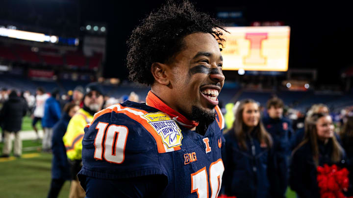 Illinois defensive back Miles Scott (10) celebrates after defeating Tennessee the Liberty Mutual Music City Bowl at Nissan Stadium in Nashville, Tenn., Tuesday, Dec. 30, 2025.