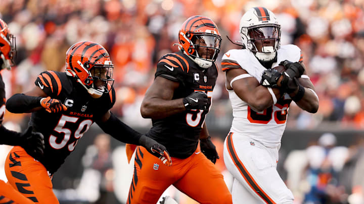 Dec 22, 2024; Cincinnati, Ohio, USA; Cleveland Browns tight end David Njoku (85) runs after a catch as Cincinnati Bengals linebacker Germaine Pratt (57) and linebacker Akeem Davis-Gaither (59) defend during the third quarter at Paycor Stadium. Mandatory Credit: Joseph Maiorana-Imagn Images Dec 22, 2024; Cincinnati, Ohio, USA; Cleveland Browns tight end David Njoku (85) runs after a catch as Cincinnati Bengals linebacker Germaine Pratt (57) and linebacker Akeem Davis-Gaither (59) defend during the third quarter at Paycor Stadium. Mandatory Credit: Joseph Maiorana-Imagn Images