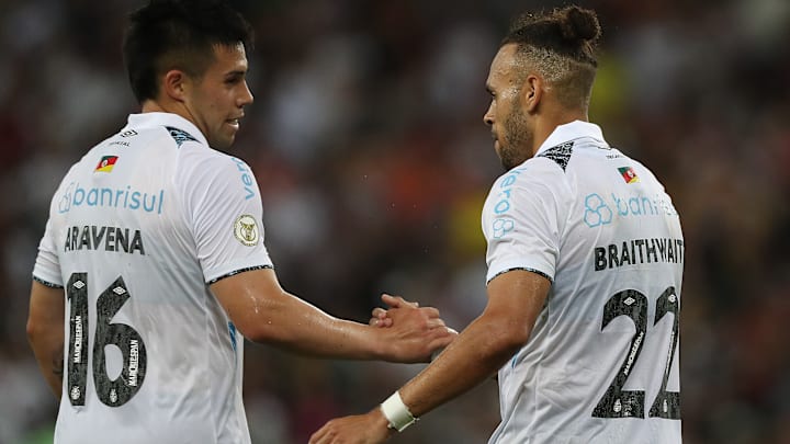 Aravena e Braithwaite foram contratados no meio do ano