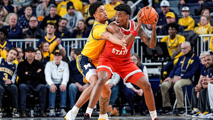 Michigan forward Yaxel Lendeborg defends