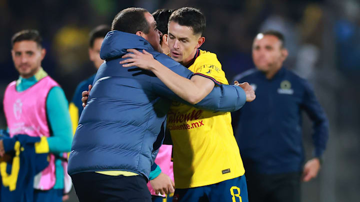 El español Álvaro Fidalgo celebra su tanto con el técnico brasileño André Jardine