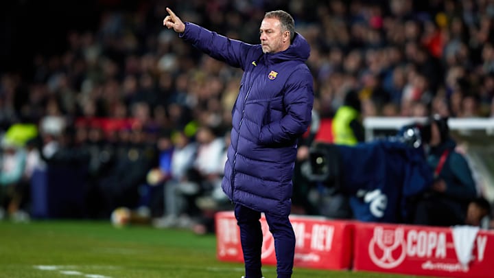 Hansi Flick et le Barça surveillent un défenseur de Premier League