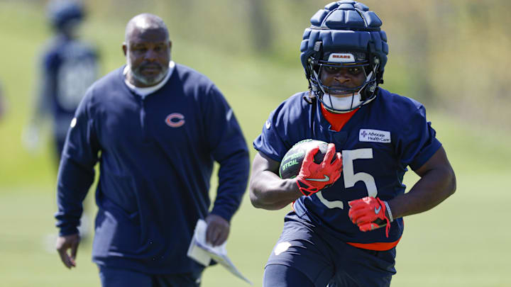 Kyle Monangai goes through a running backs drill under the watch of Eric Bieniemy in Bears practice.