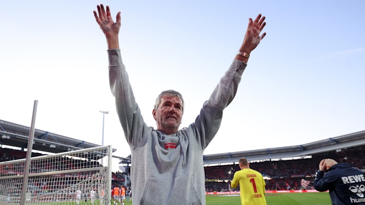 Friedhelm Funkel bejubelt den Auswärtssieg des 1. FC Köln in Nürnberg