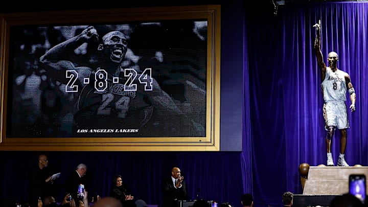 La estatua de Kobe Bryant muestra al fallecido escolta haciendo un gesto característico de él