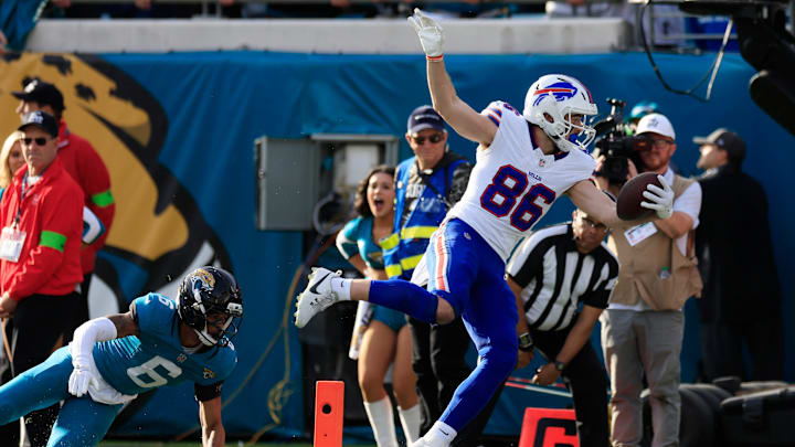 Buffalo Bills tight end Dalton Kincaid (86) scores a touchdown against Jacksonville Jaguars cornerback Greg Newsome II (6) during the fourth quarter.