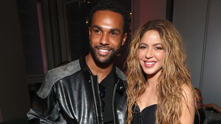 Lucien Laviscount y Shakira, después del show que la colombiana dio en el Times Square