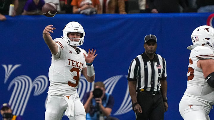 Texas Longhorns quarterback Quinn Ewers (3) 