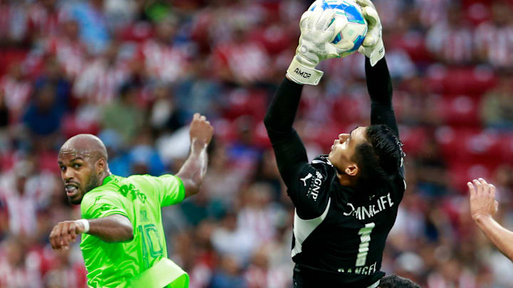 El colombiano Óscar Estupiñán de Juárez y Raúl Rangel de Chivas en el Apertura 2024