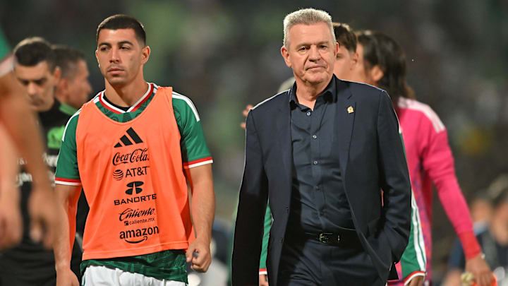 Erik Lira y Javier Aguirre tras el partido entre México y Uruguay
