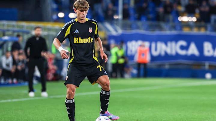 Nico Paz of Como 1907 seen in action during Serie A 2024/25...