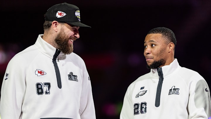 Travis Kelce y Saquon Barkley en el evento Opening Night del Super Bowl LIX 