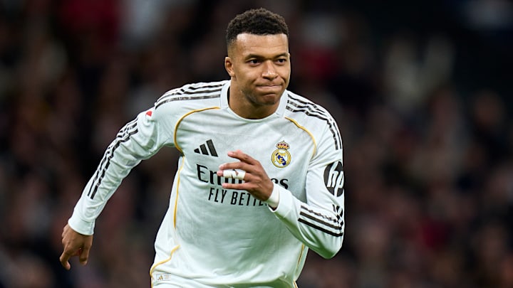 Annoncé incertain, Kylian Mbappé débute face à Levante.