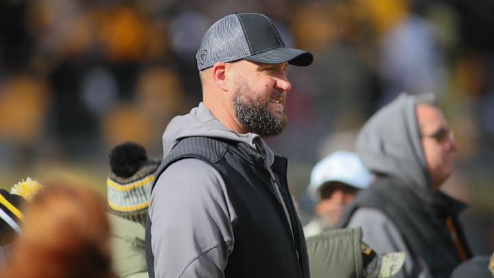 Former Pittsburgh Steelers quarterback Ben Roethlisberger watches the Steelers warm up from the sidelines prior to the start of the game against the New Orleans Saints at Acrisure Stadium in Pittsburgh, PA on November 13, 2022.
Pittsburgh Steelers Vs New Orleans Saints Week 10 Former Pittsburgh Steelers quarterback Ben Roethlisberger watches the Steelers warm up from the sidelines prior to the start of the game against the New Orleans Saints at Acrisure Stadium in Pittsburgh, PA on November 13, 2022.
Pittsburgh Steelers Vs New Orleans Saints Week 10