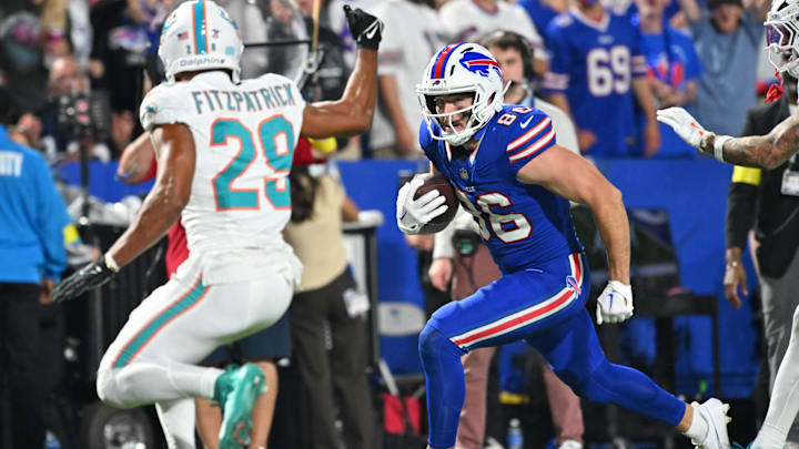 Buffalo Bills tight end Dalton Kincaid runs against Miami Dolphins free safety Minkah Fitzpatrick.
